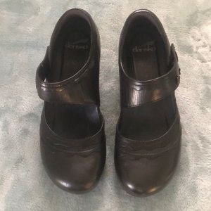 Dansko Black Scalloped Velcro Mary Janes. Size 8